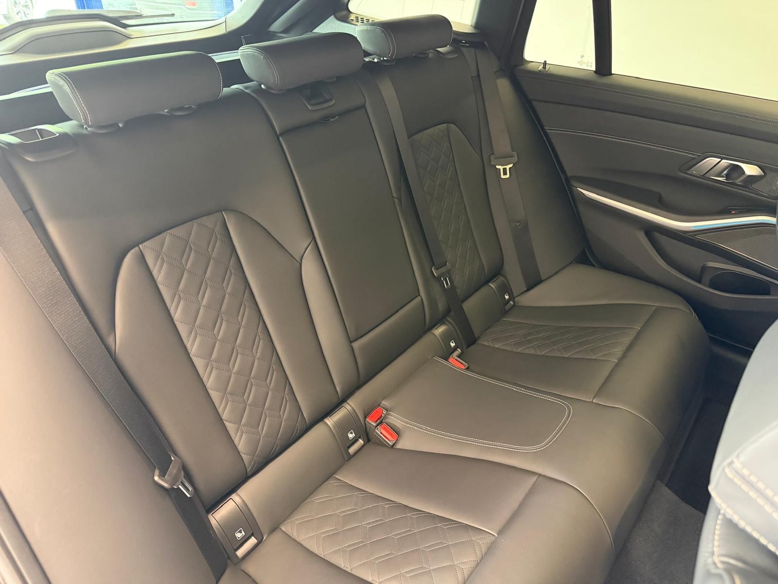 BMW M340i xDrive 48V Touring Steptronic M Sport INDIVIDUAL-image-17