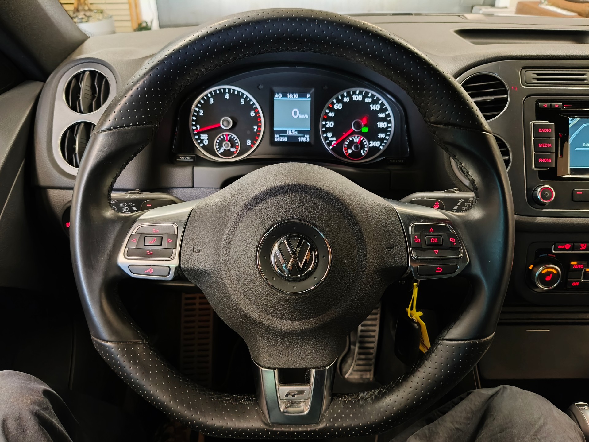 VW Tiguan 2.0 TSI R-Line Design 4Motion DSG-image-22
