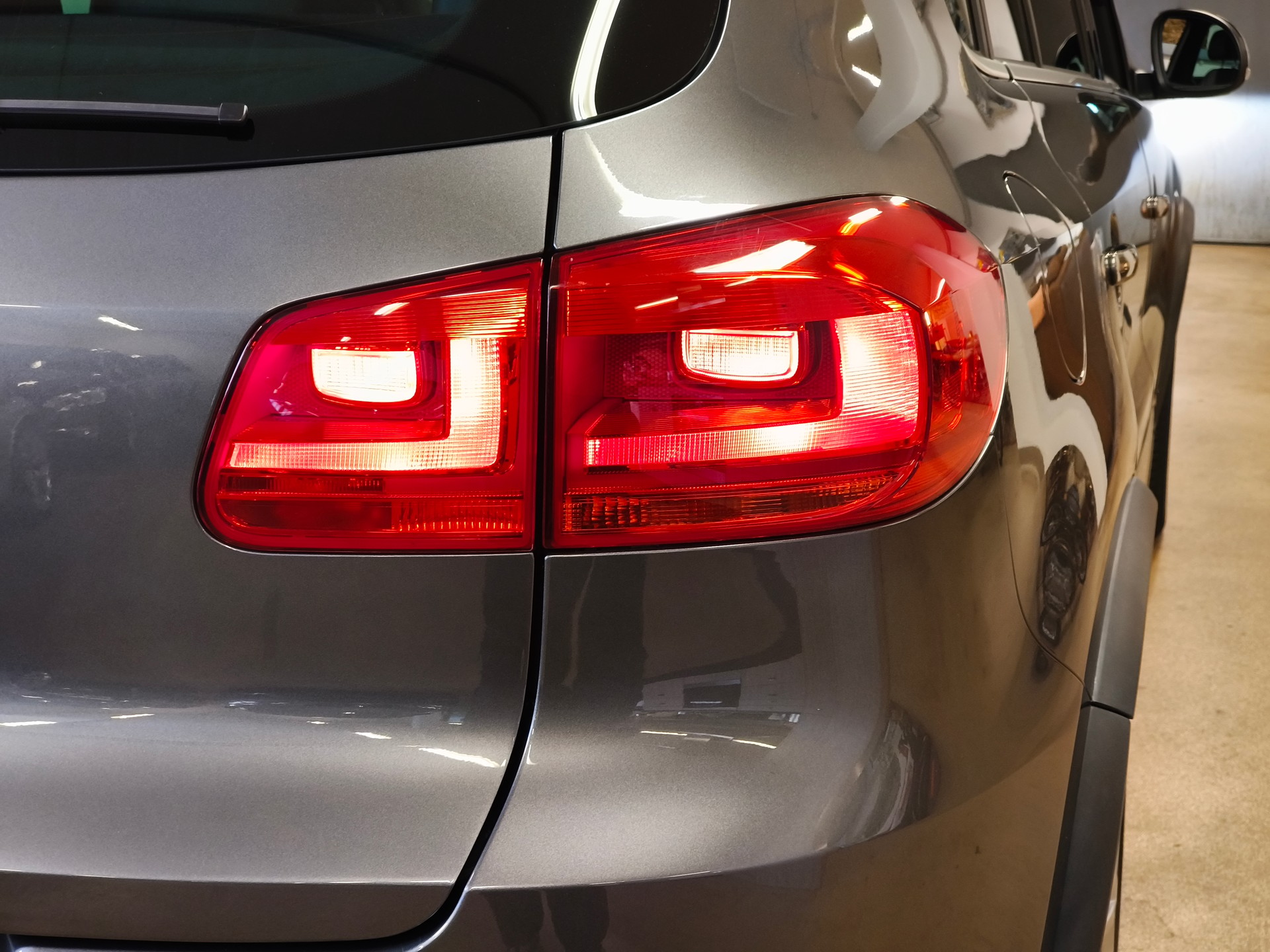 VW Tiguan 2.0 TSI R-Line Design 4Motion DSG-image-12