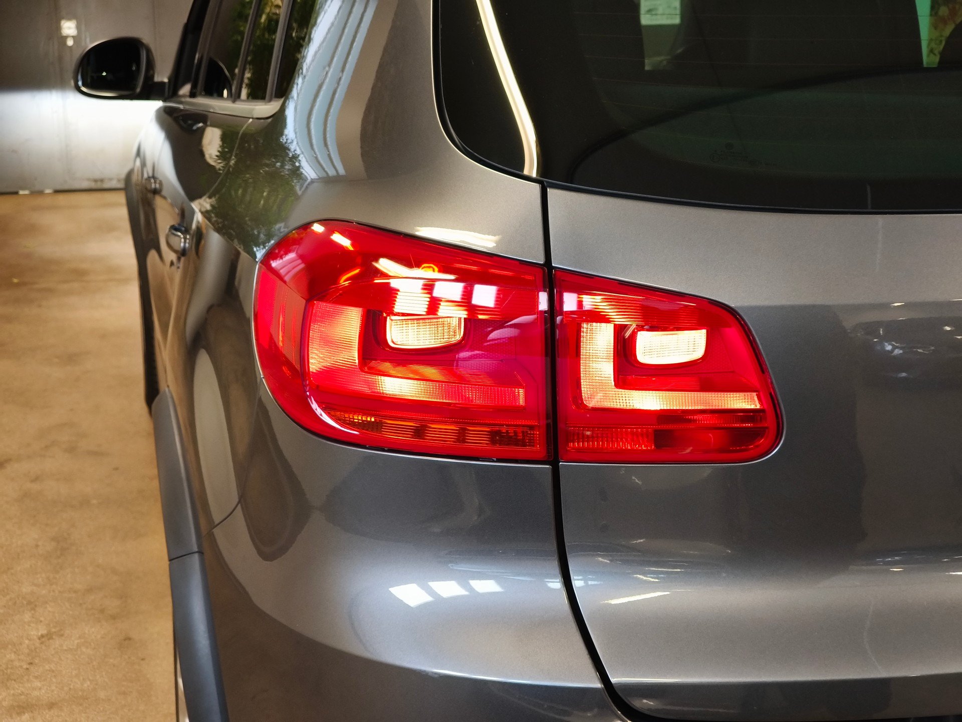 VW Tiguan 2.0 TSI R-Line Design 4Motion DSG-image-15
