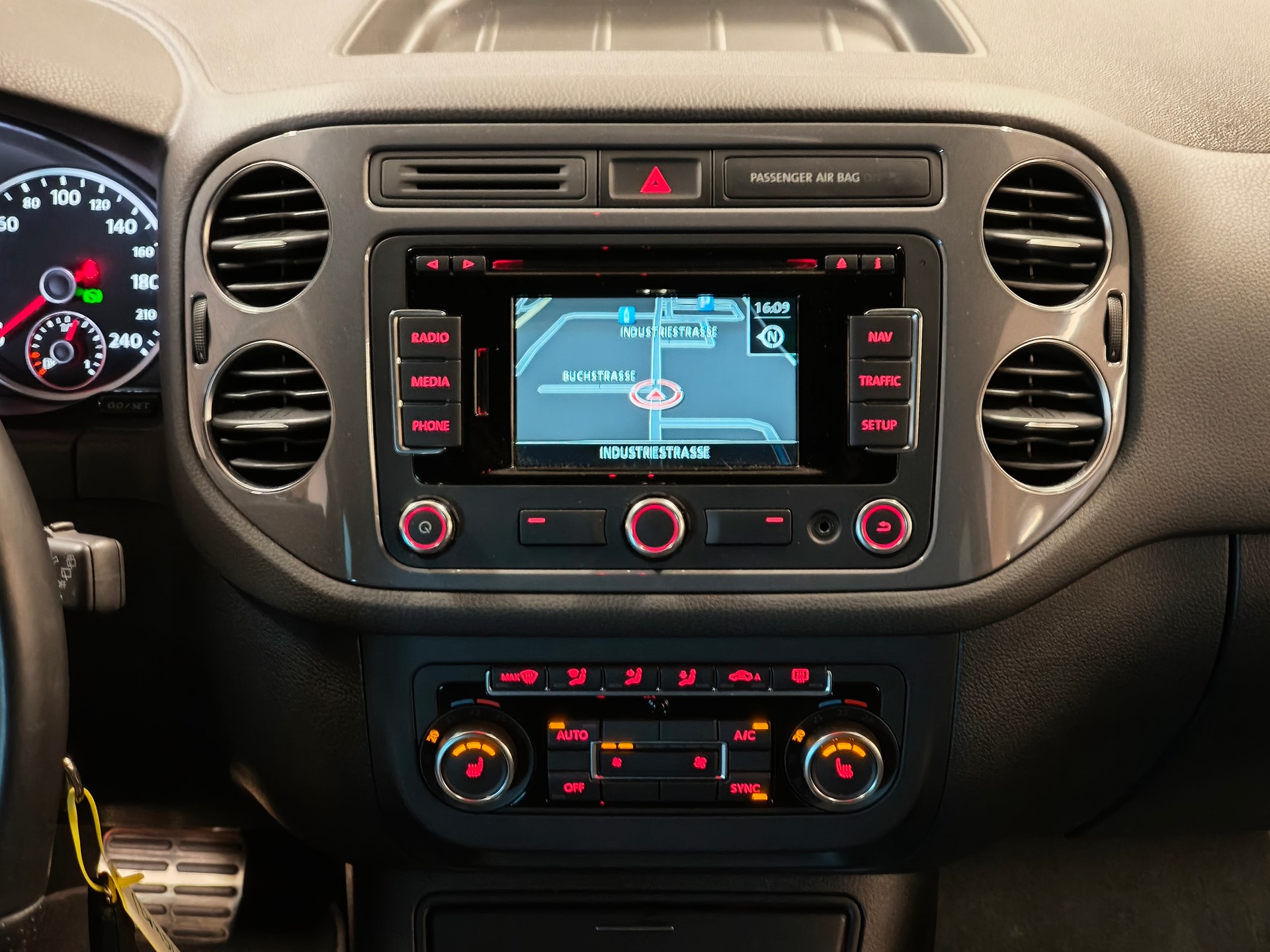 VW Tiguan 2.0 TSI R-Line Design 4Motion DSG-image-21