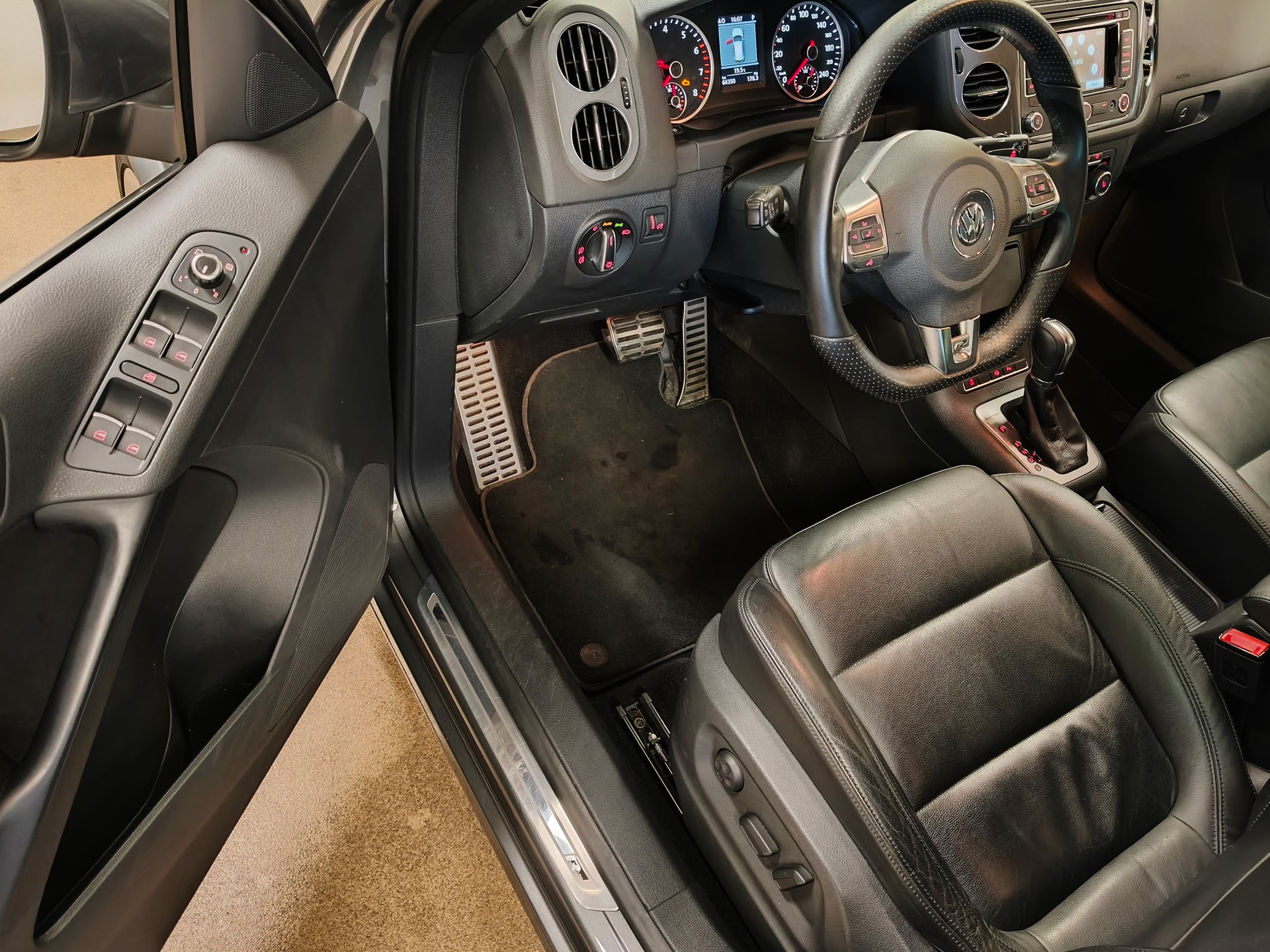 VW Tiguan 2.0 TSI R-Line Design 4Motion DSG-image-17