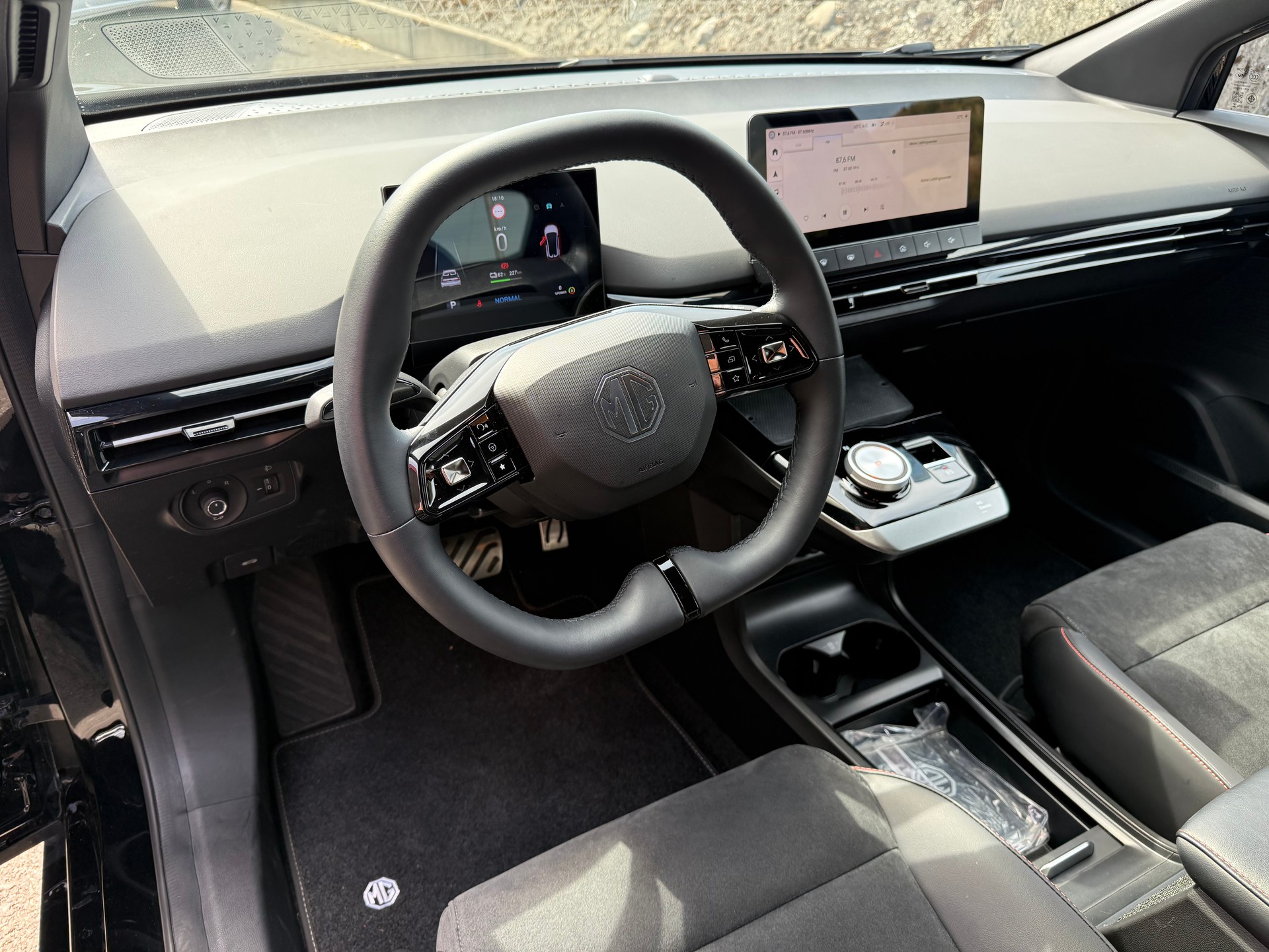 MG 4 EV 64kWh Xpower AWD-showroom-element-2