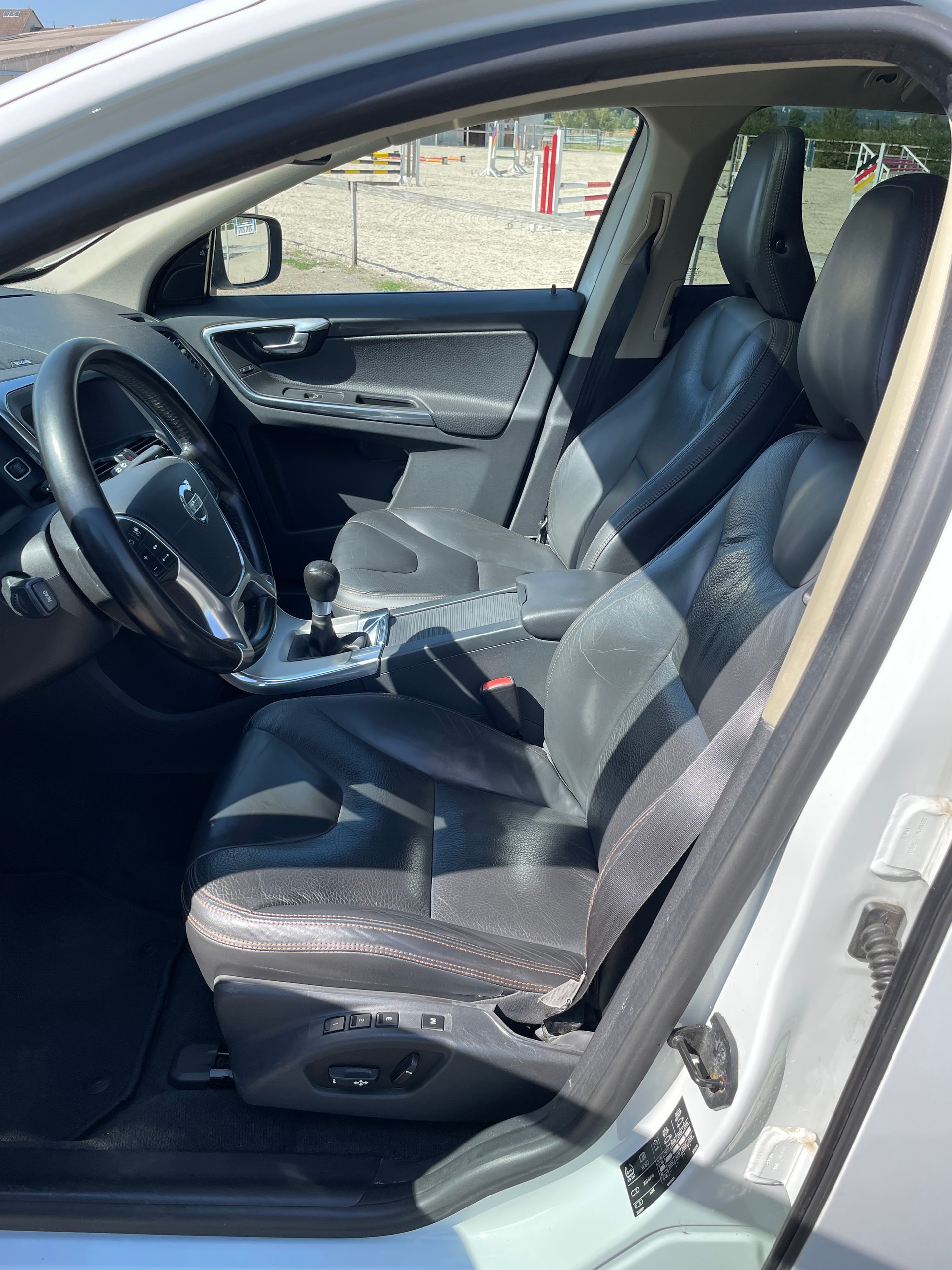 VOLVO XC60 D5 AWD Summum-image-6