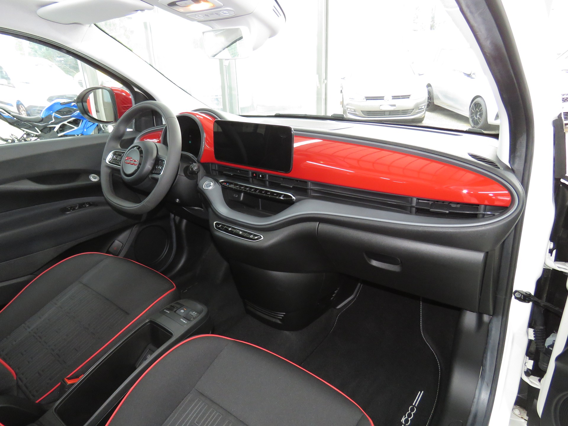 FIAT 500 C electric 87 kW Swiss Edition (Automat) (RW 298 km)-image-10