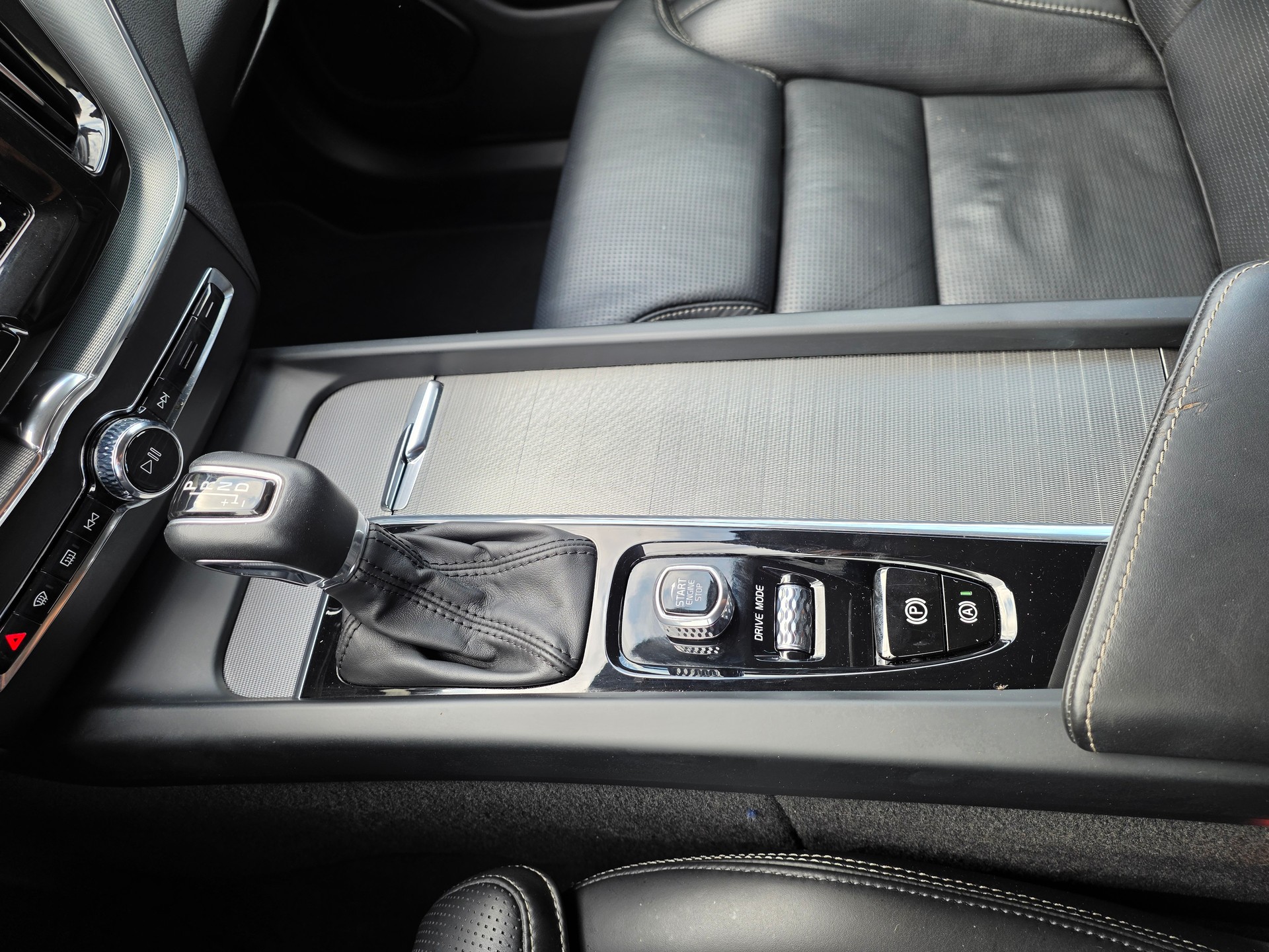 VOLVO XC60 D5 AWD Inscription Geartronic-image-9
