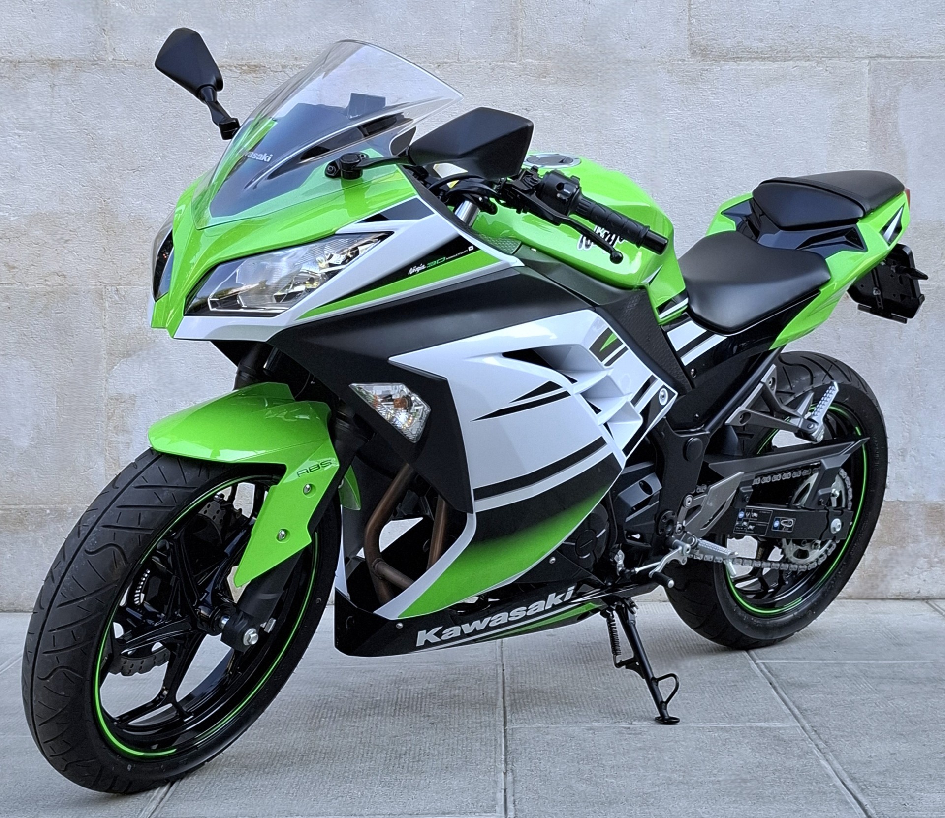 KAWASAKI Ninja 300 ABS-showroom-element-3