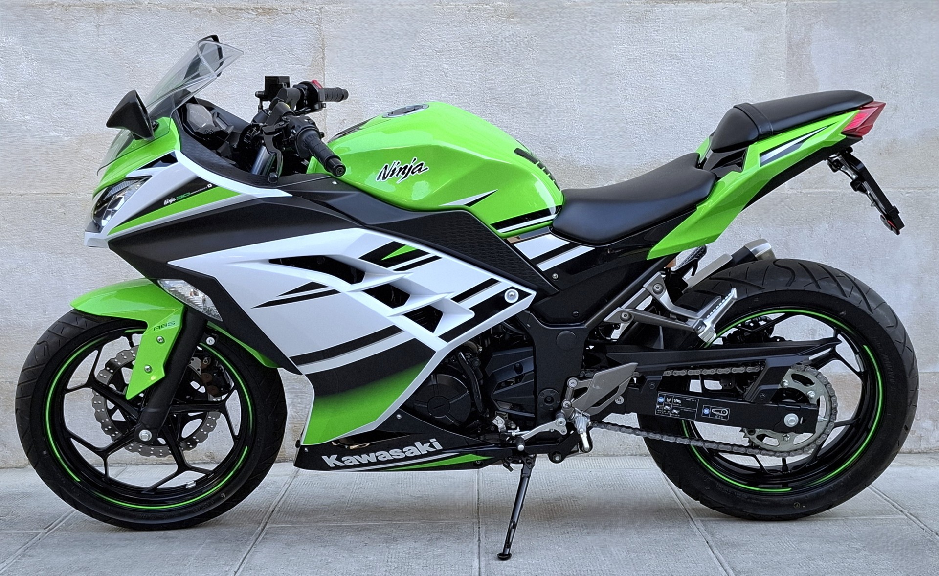 KAWASAKI Ninja 300 ABS-showroom-element-2