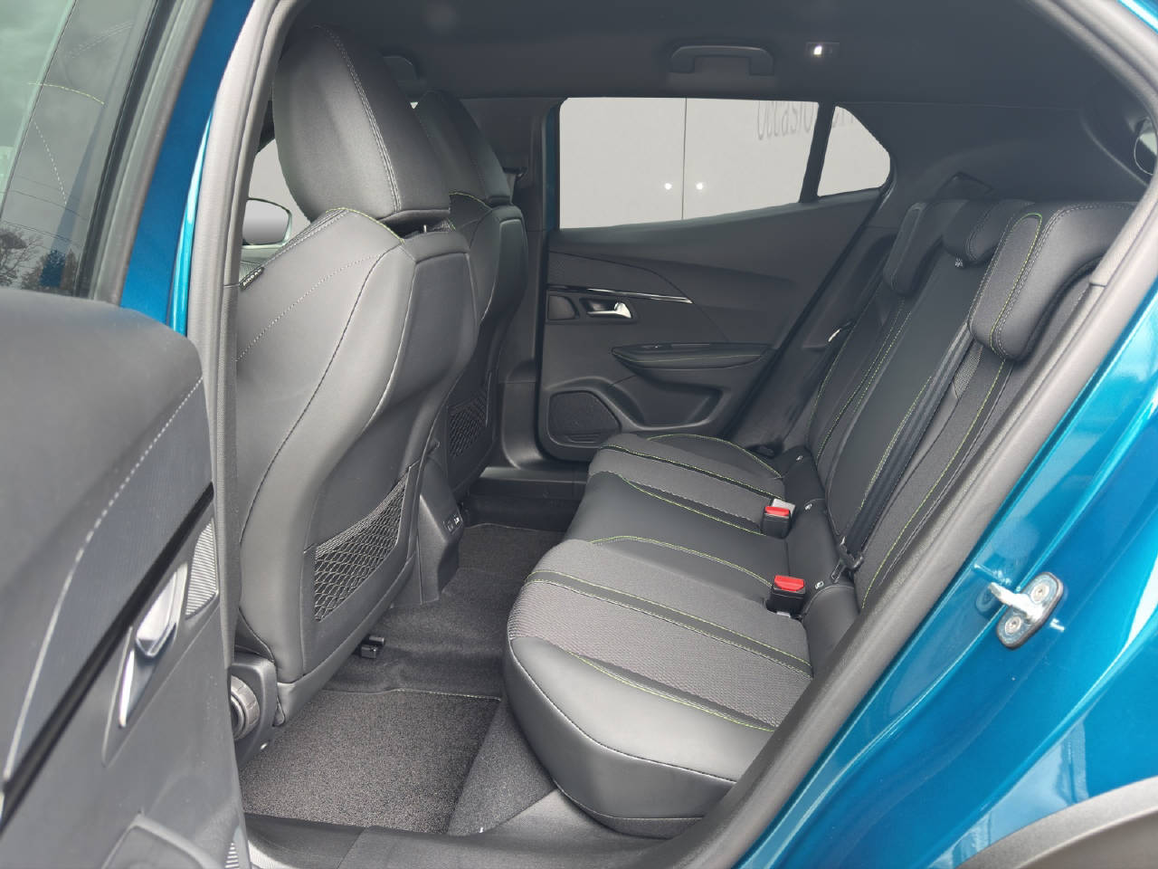 PEUGEOT 2008 1.2 Hybrid 145 GT-image-8