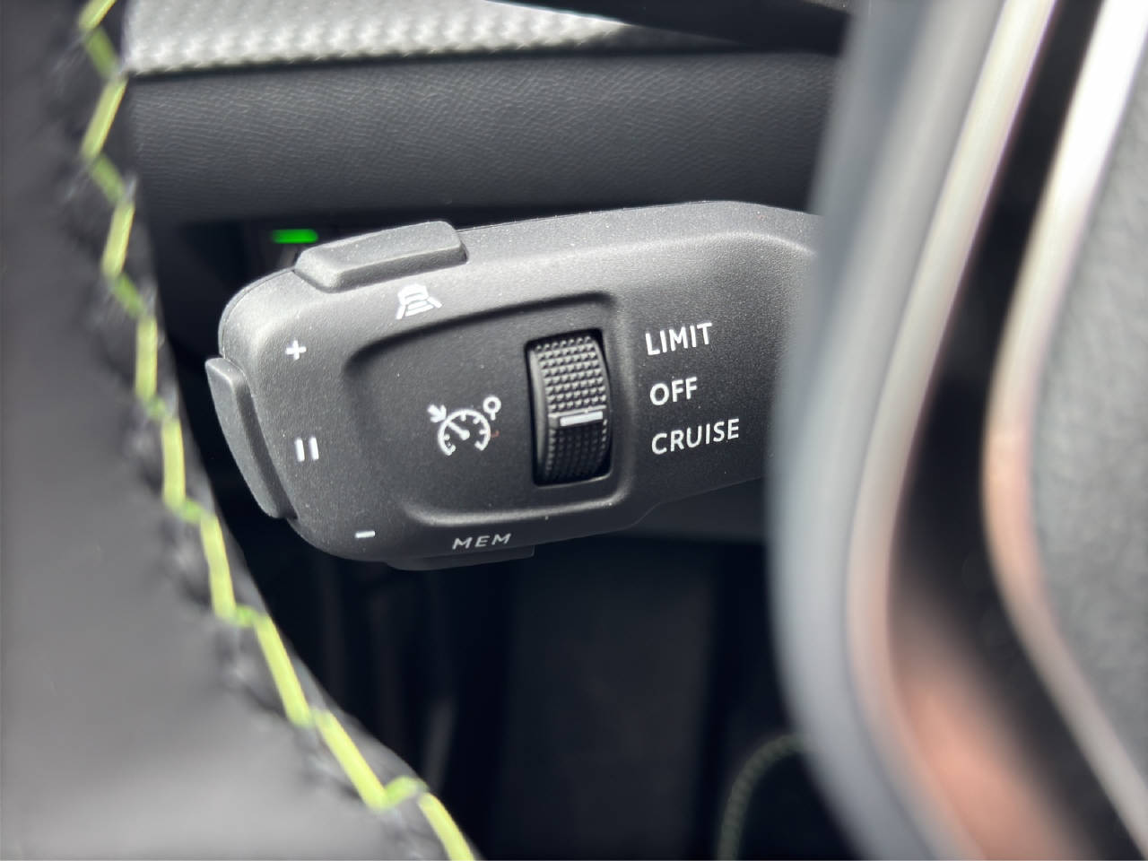 PEUGEOT 2008 1.2 Hybrid 145 GT-image-12