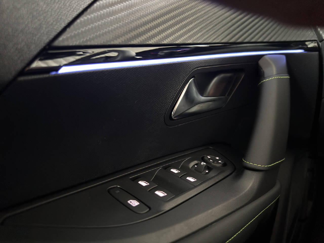 PEUGEOT 2008 1.2 Hybrid 145 GT-image-11