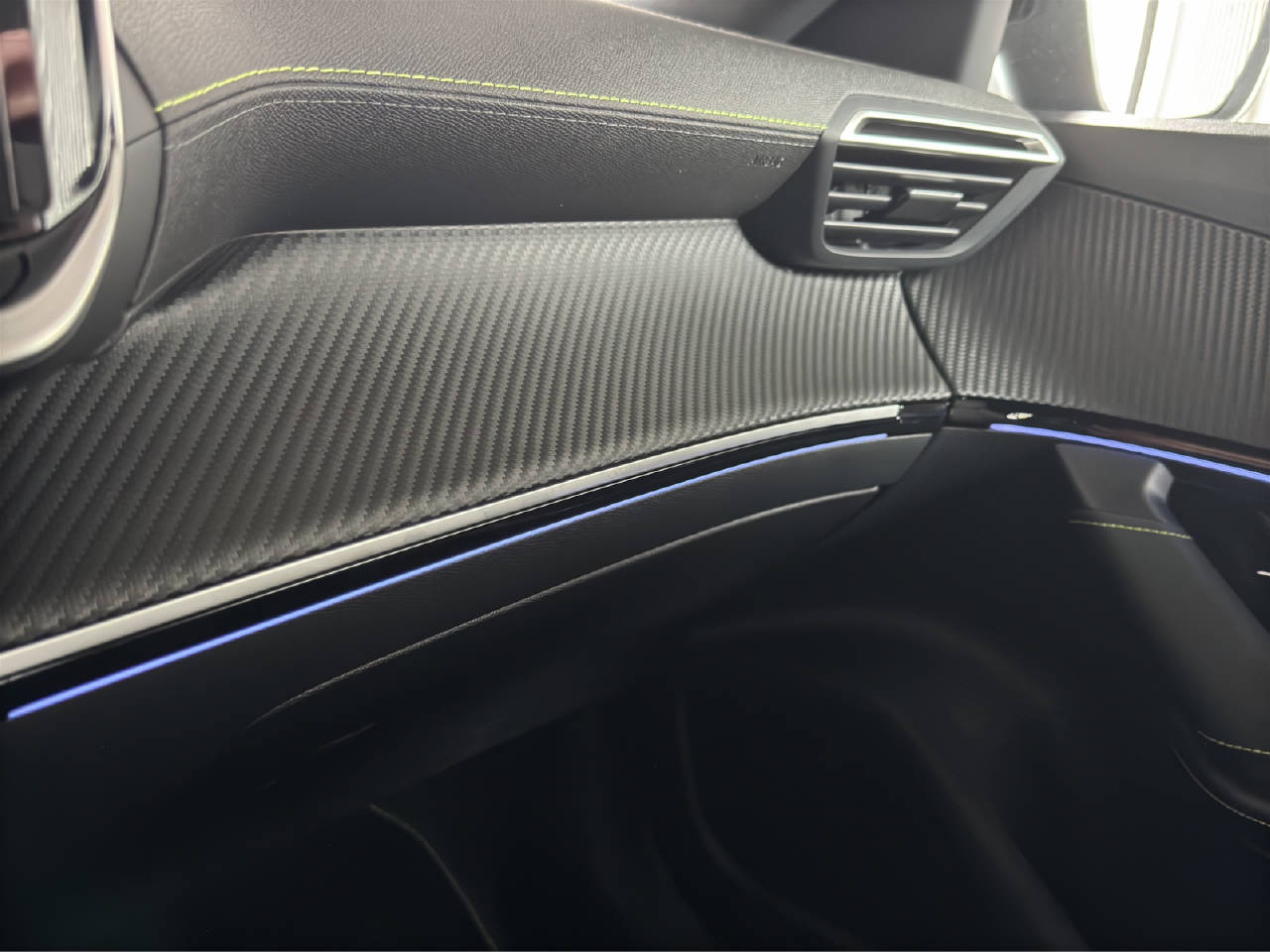 PEUGEOT 2008 1.2 Hybrid 145 GT-image-10