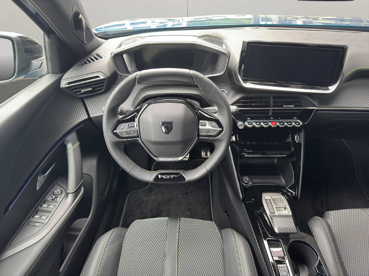 PEUGEOT 2008 1.2 Hybrid 145 GT-image-4