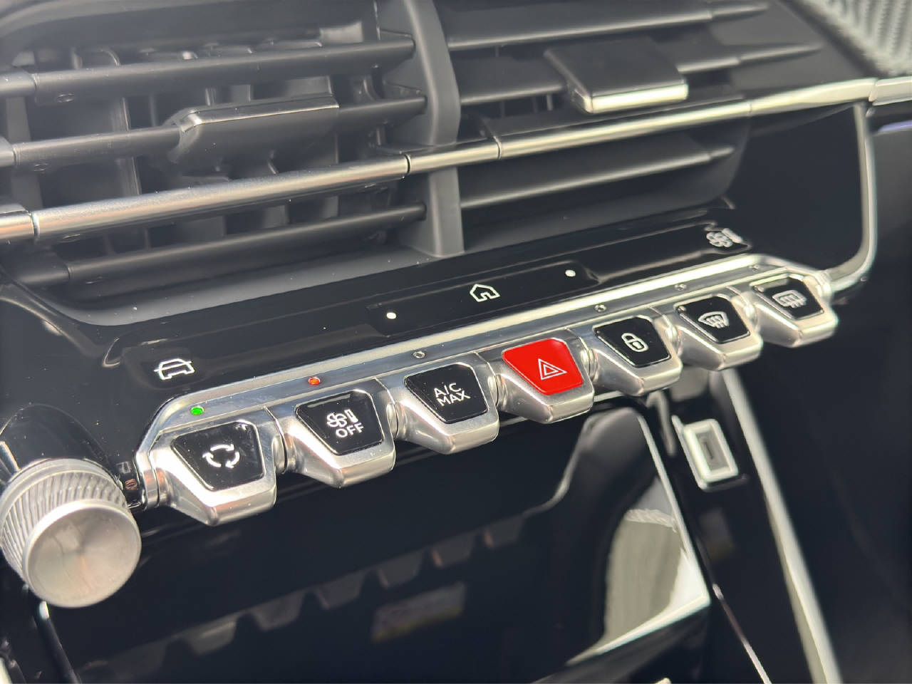PEUGEOT 2008 1.2 Hybrid 145 GT-image-9