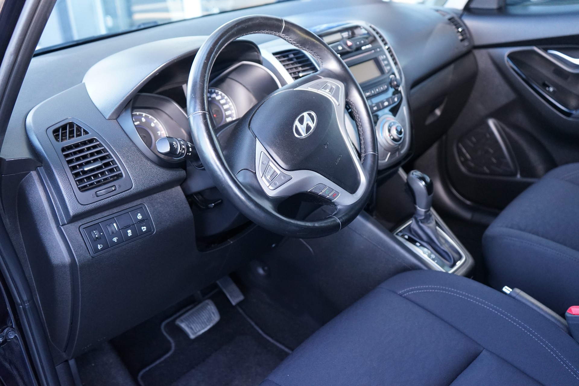 HYUNDAI iX20 1.6 Amplia Automatic-image-8