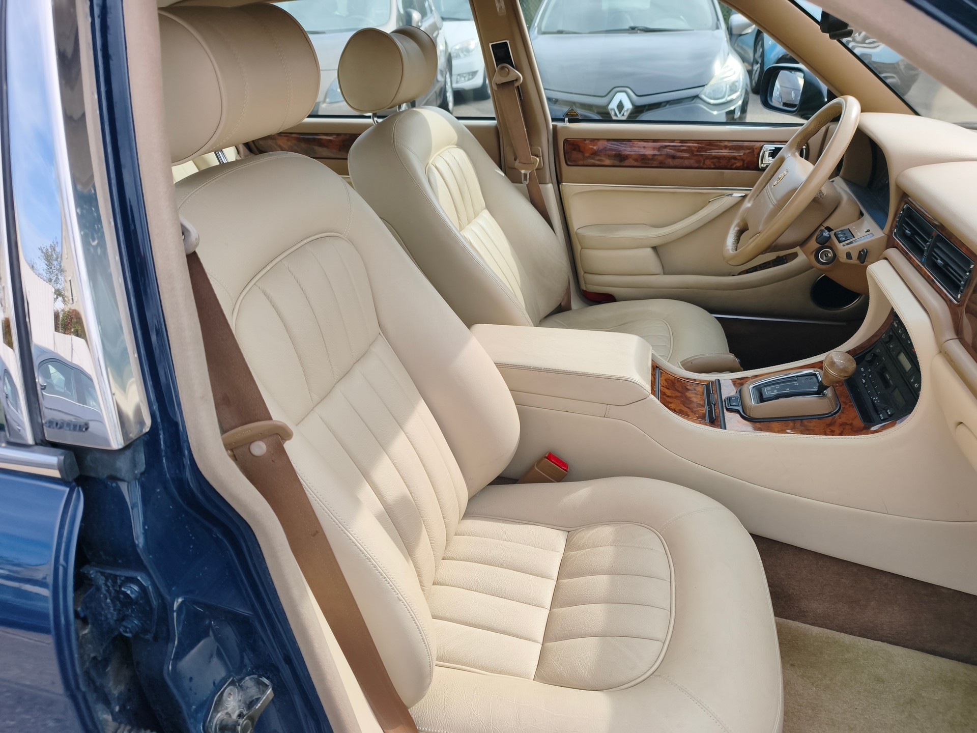 JAGUAR XJ 4.0 Sovereign-image-11