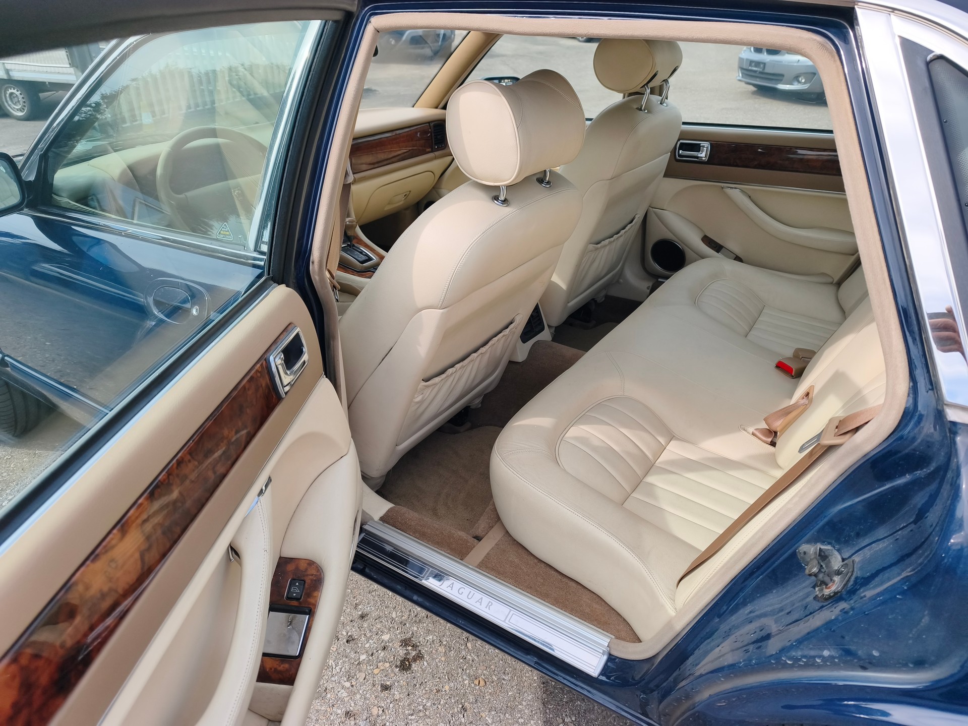 JAGUAR XJ 4.0 Sovereign-image-12