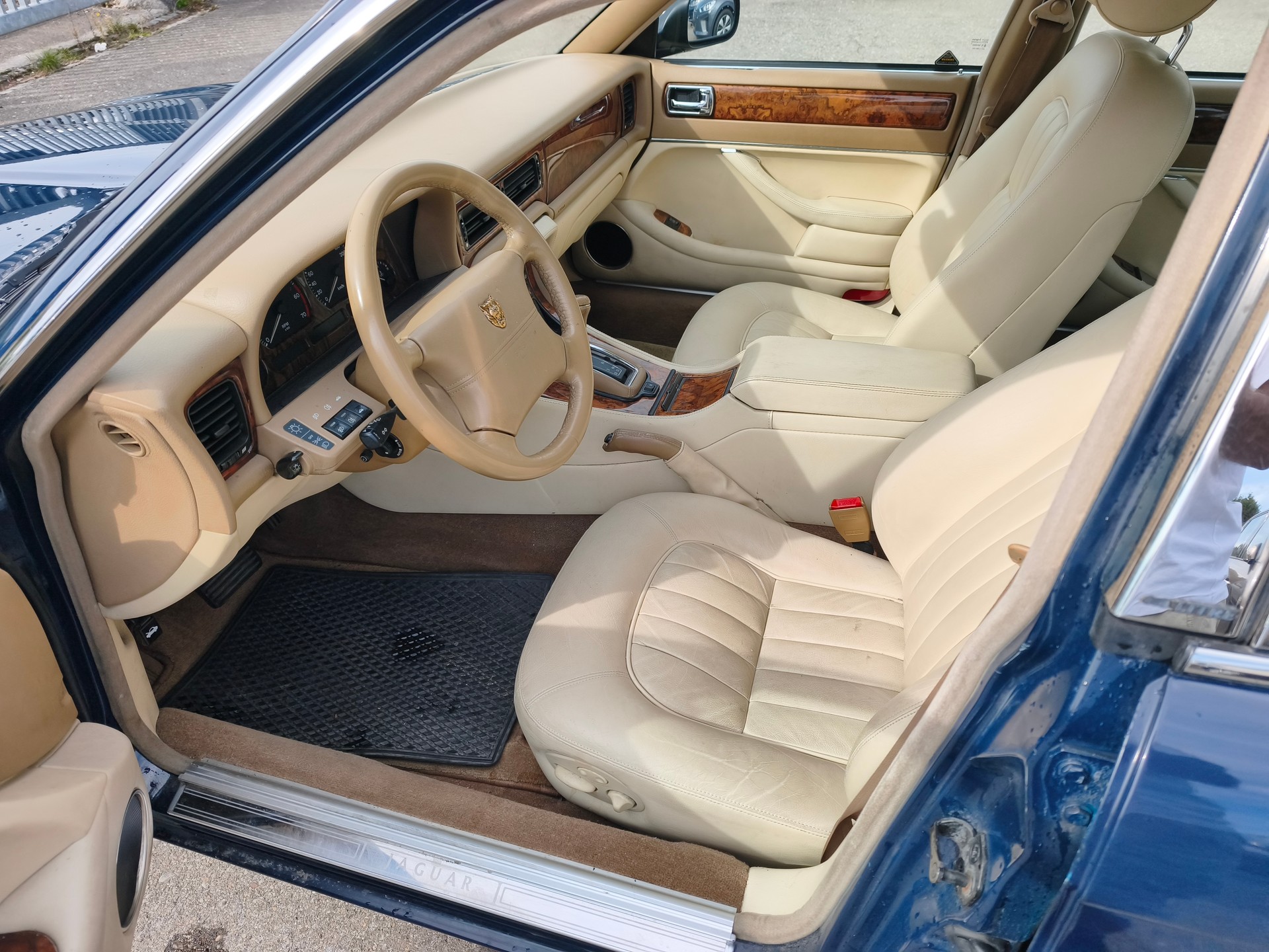 JAGUAR XJ 4.0 Sovereign-image-7