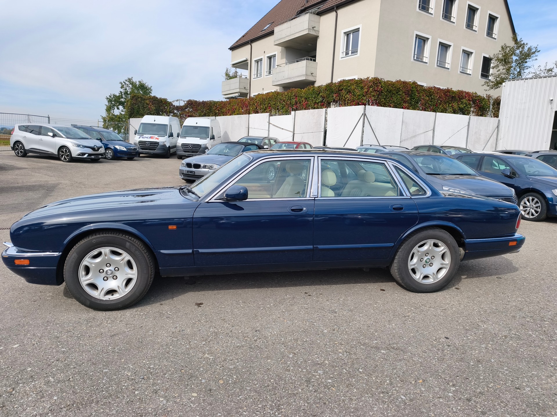 JAGUAR XJ 4.0 Sovereign-image-3
