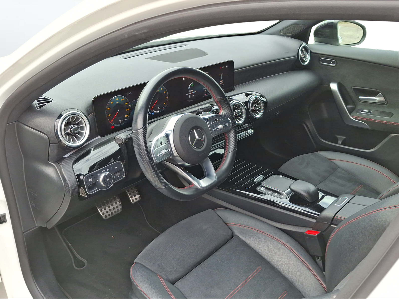 MERCEDES-BENZ A 200 4Matic AMG Line 8G-DCT-image-9