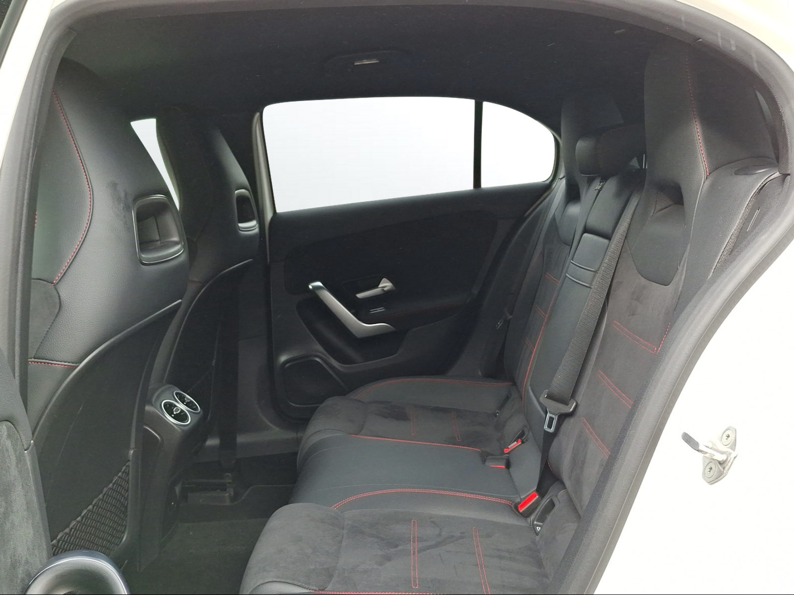 MERCEDES-BENZ A 200 4Matic AMG Line 8G-DCT-image-11