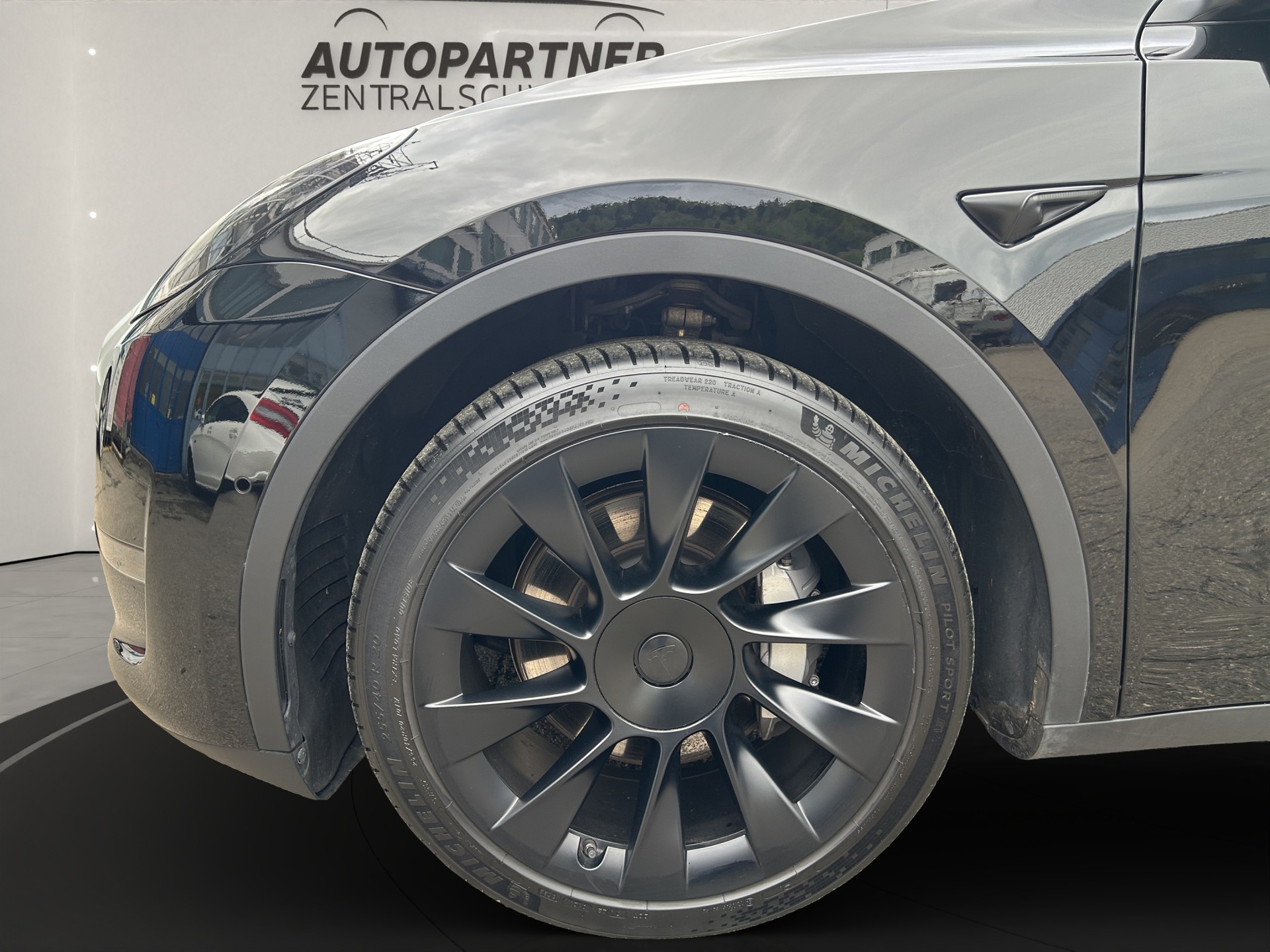 TESLA Model Y Long Range-image-12