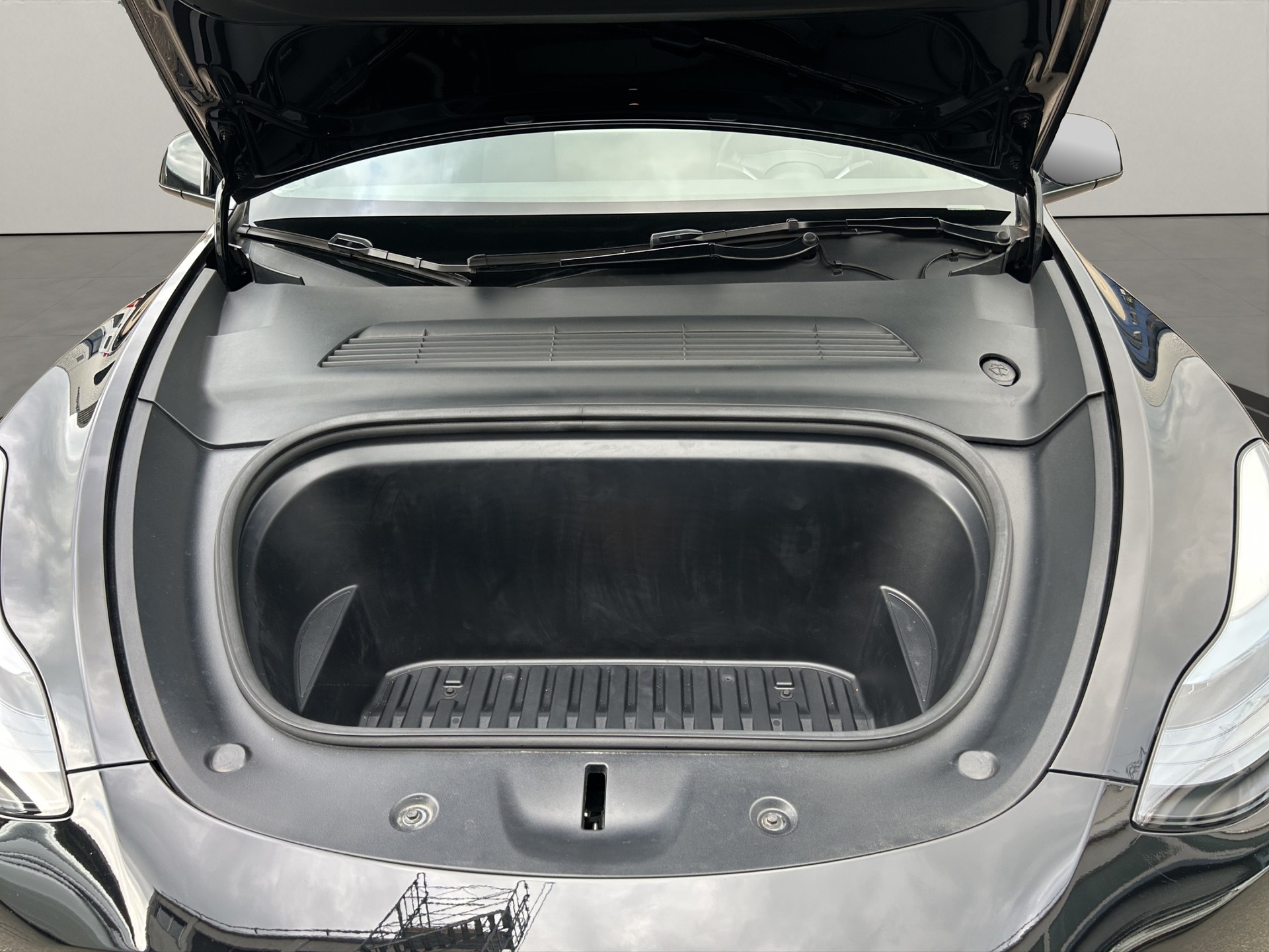 TESLA Model Y Long Range-image-11