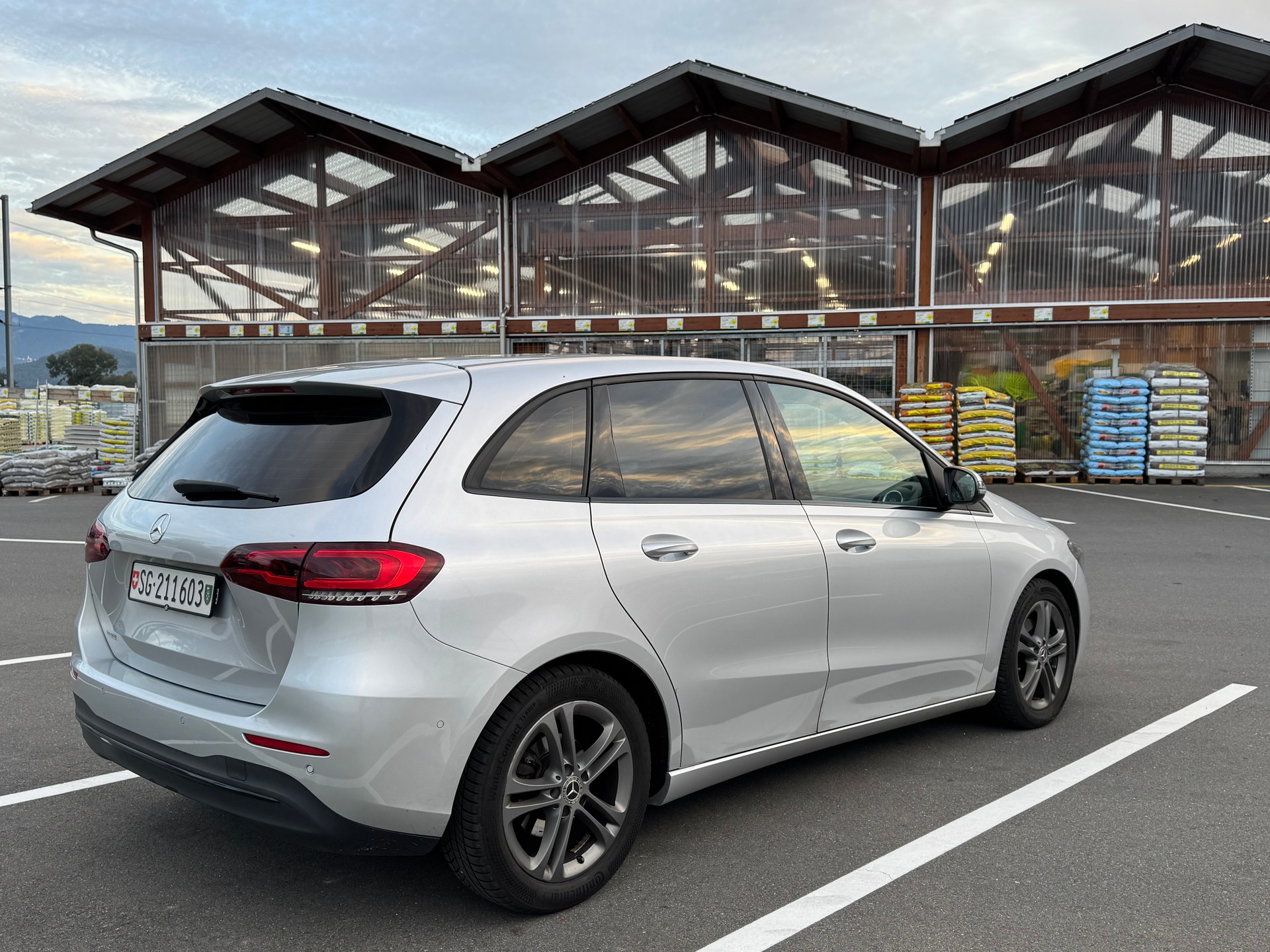 MERCEDES-BENZ B 200 d-image-1