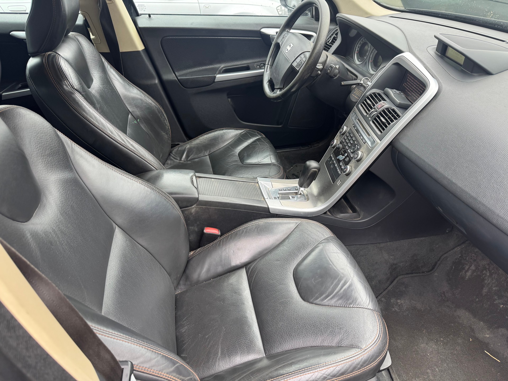 VOLVO XC60 D5 AWD Geartronic-image-5