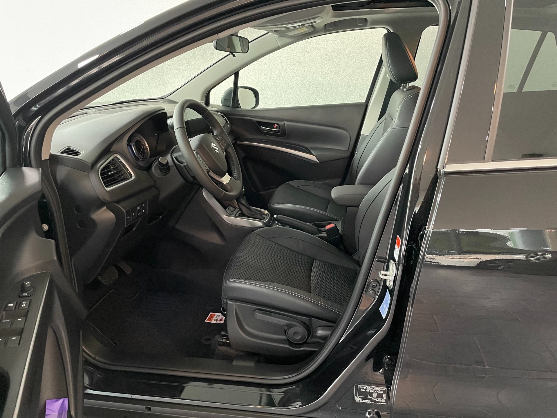 SUZUKI S-Cross 1.5 Compact Top Hybrid-image-8