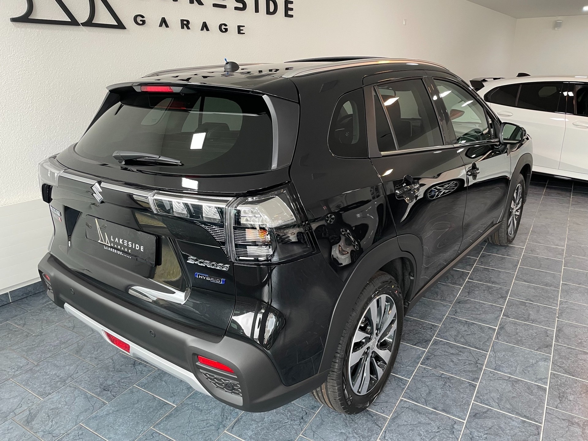 SUZUKI S-Cross 1.5 Compact Top Hybrid-showroom-element-3