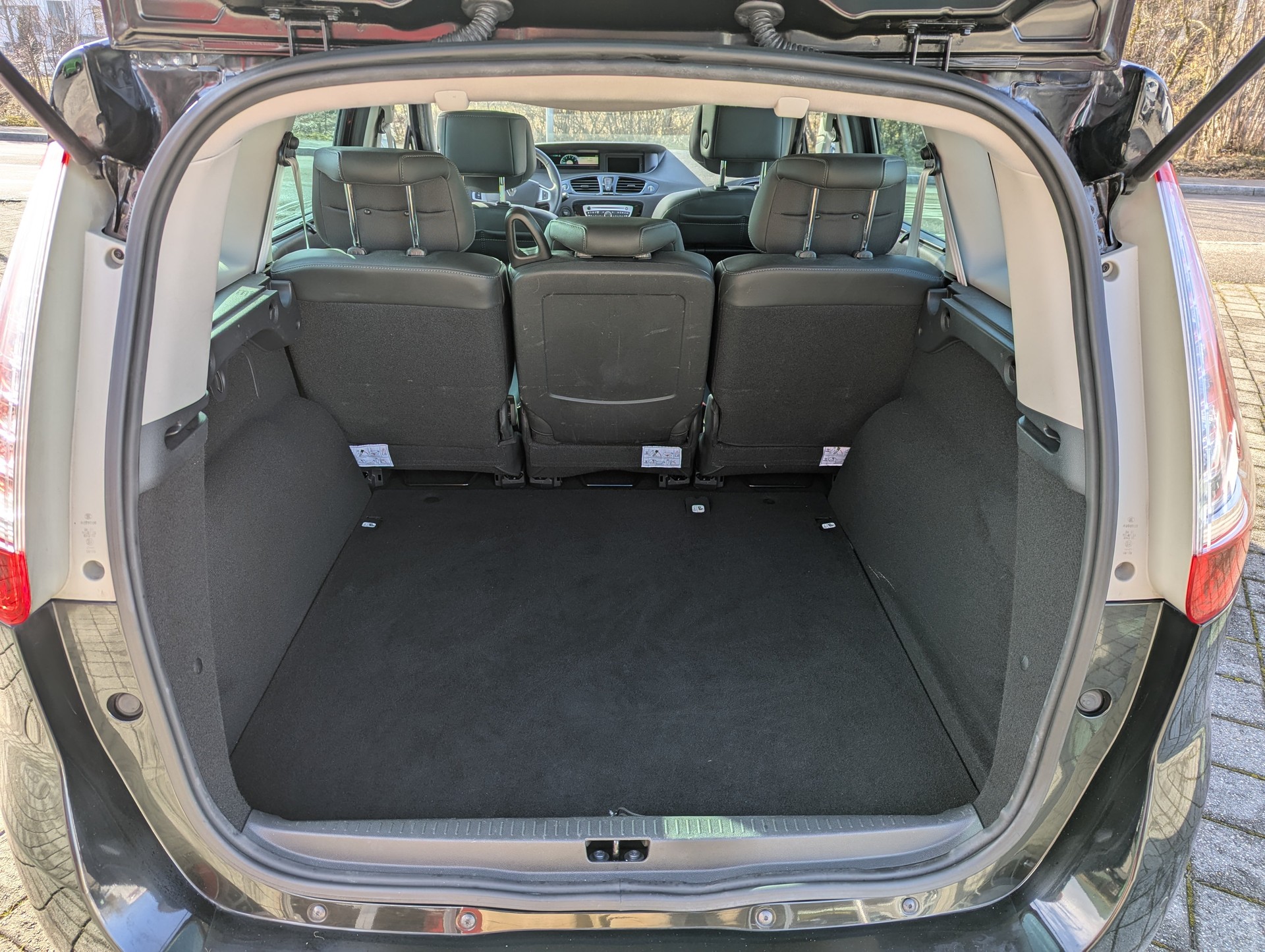 RENAULT Grand Scénic 2.0 dCi Bose Automatic-image-13