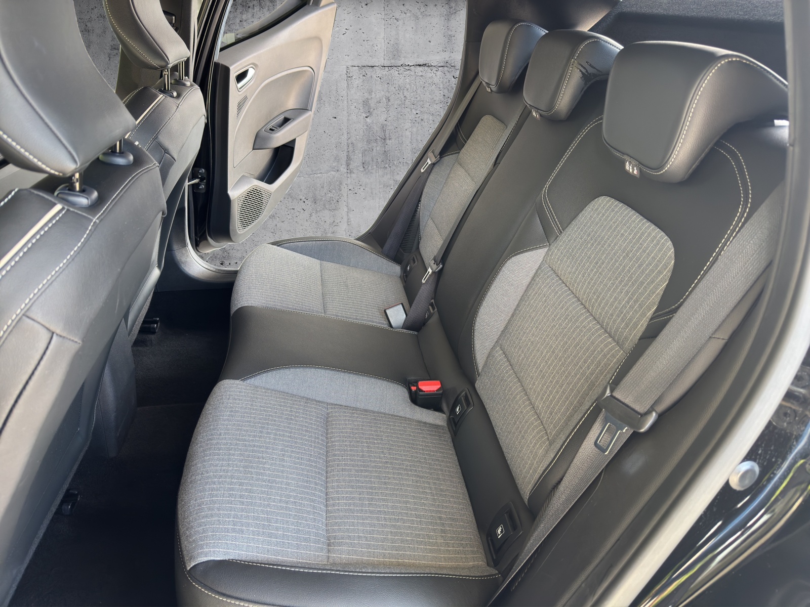 RENAULT Clio 1.6 E-Tech Techno-image-25