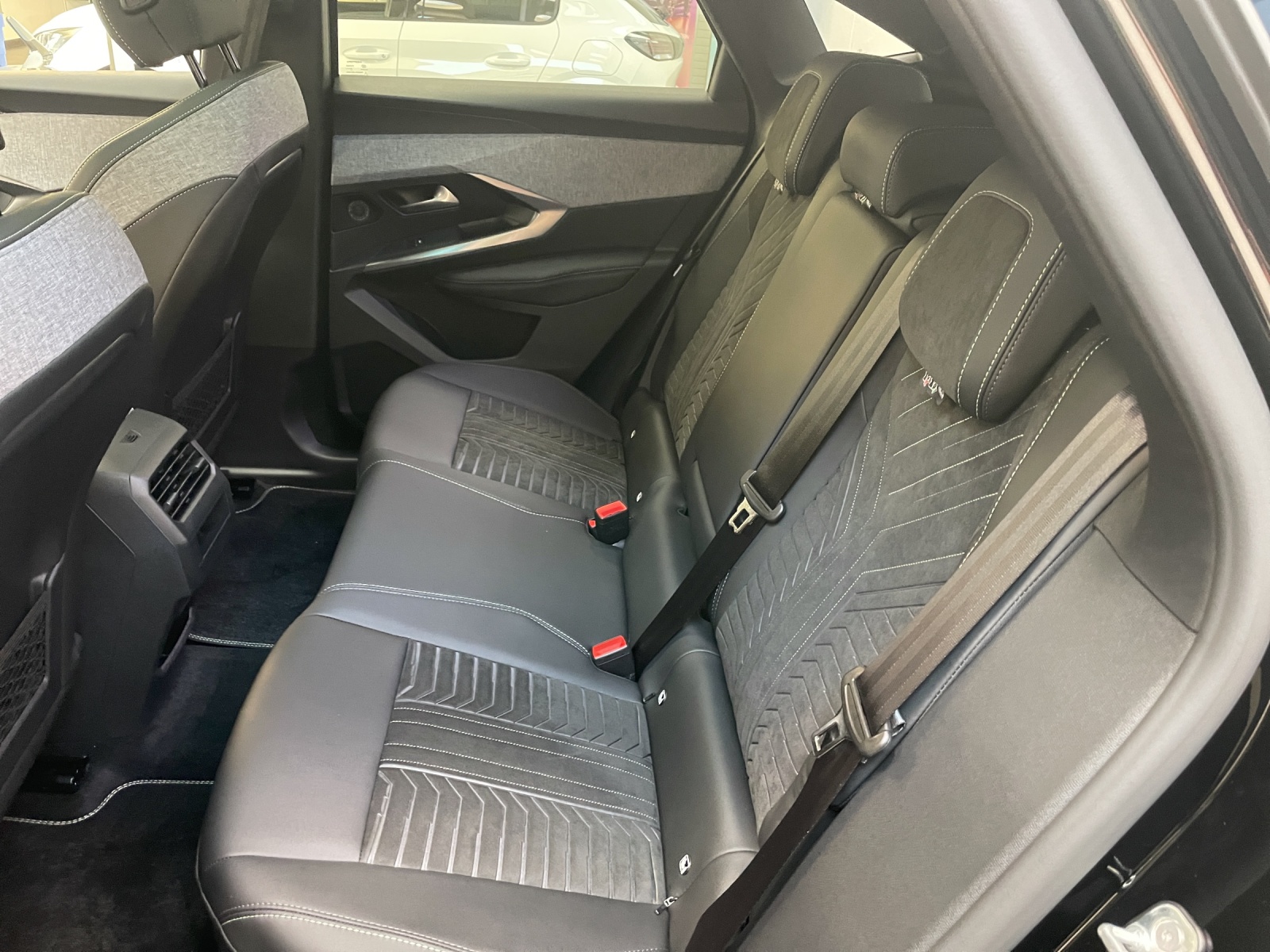 PEUGEOT 3008 e-GT-image-4