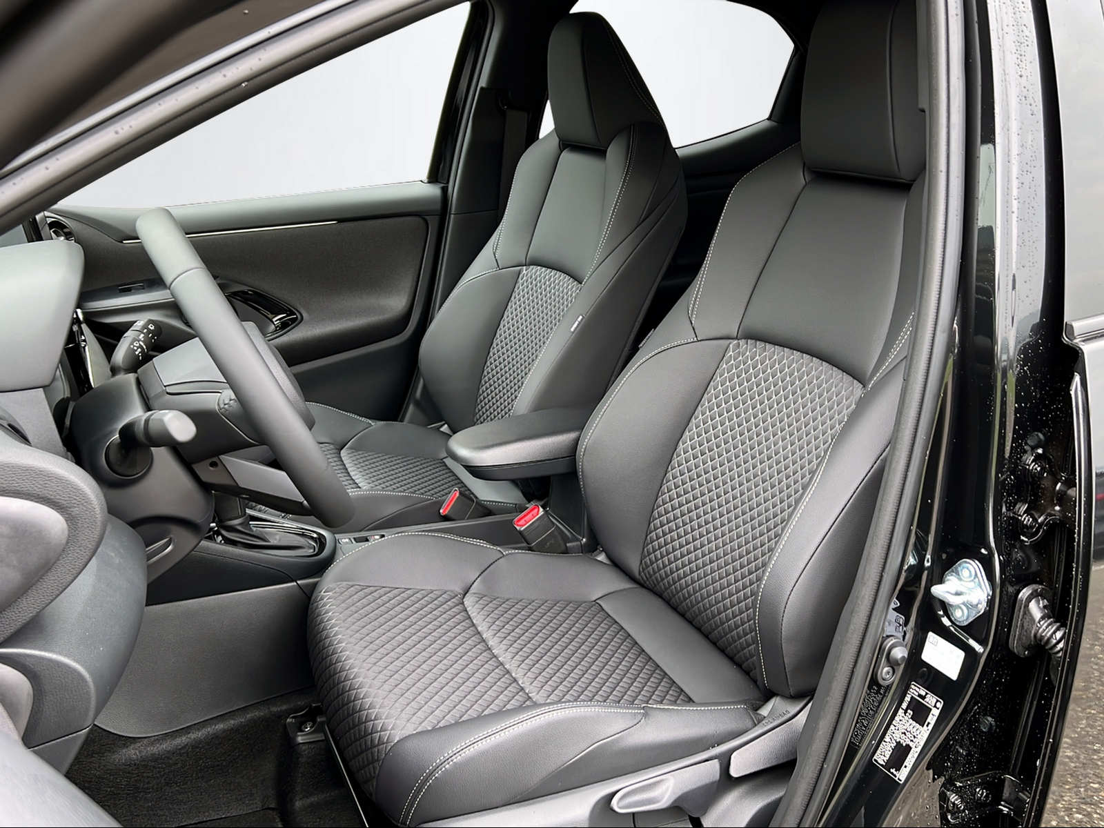 TOYOTA Yaris 1.5 VVT-i HSD Premium-image-14