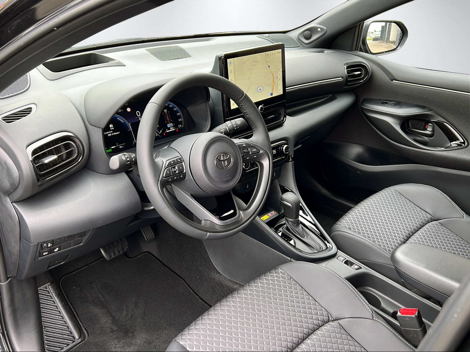 TOYOTA Yaris 1.5 VVT-i HSD Premium-image-13