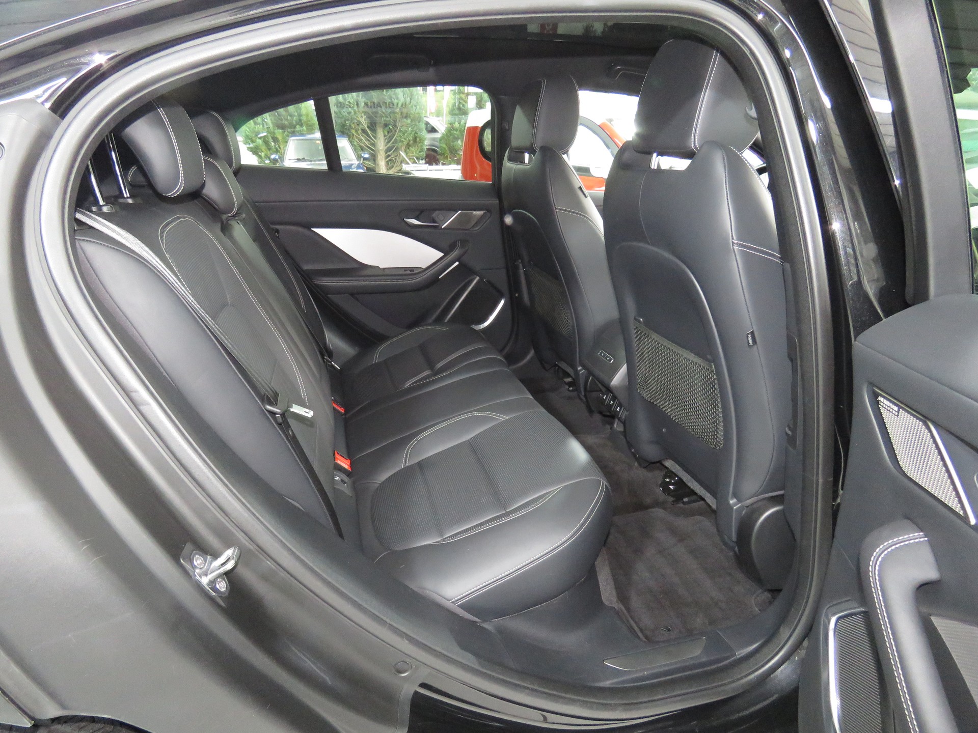 JAGUAR I-Pace EV400 HSE AWD Automat-image-13