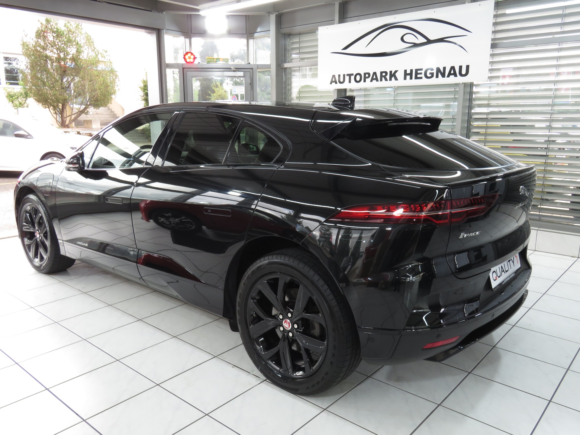 JAGUAR I-Pace EV400 HSE AWD Automat-image-5