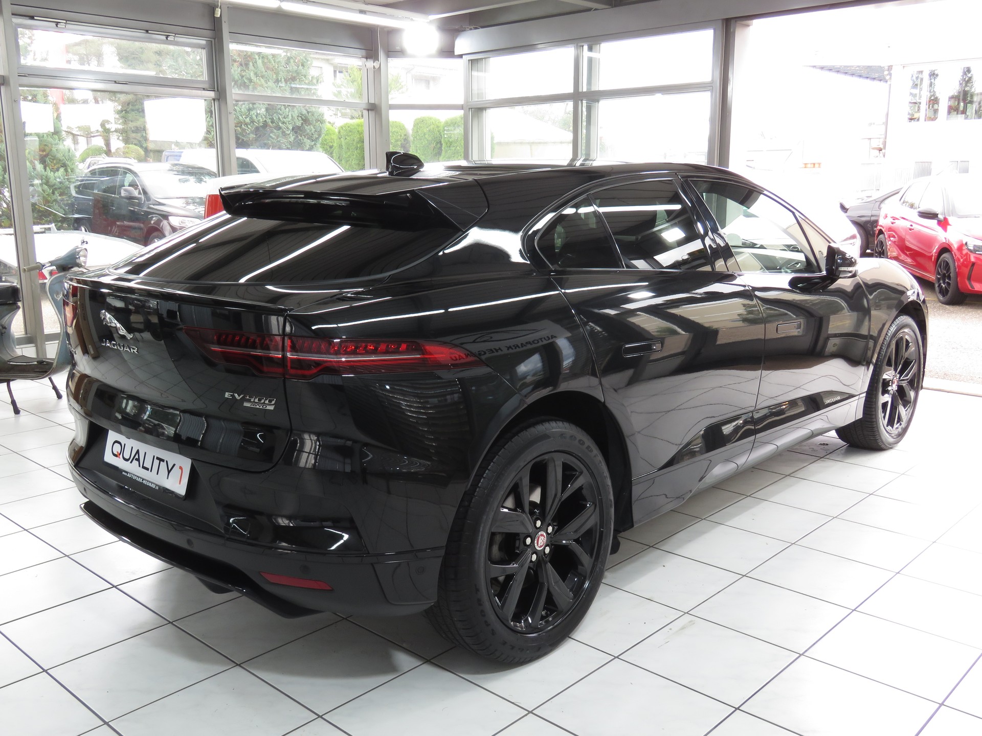 JAGUAR I-Pace EV400 HSE AWD Automat-image-3