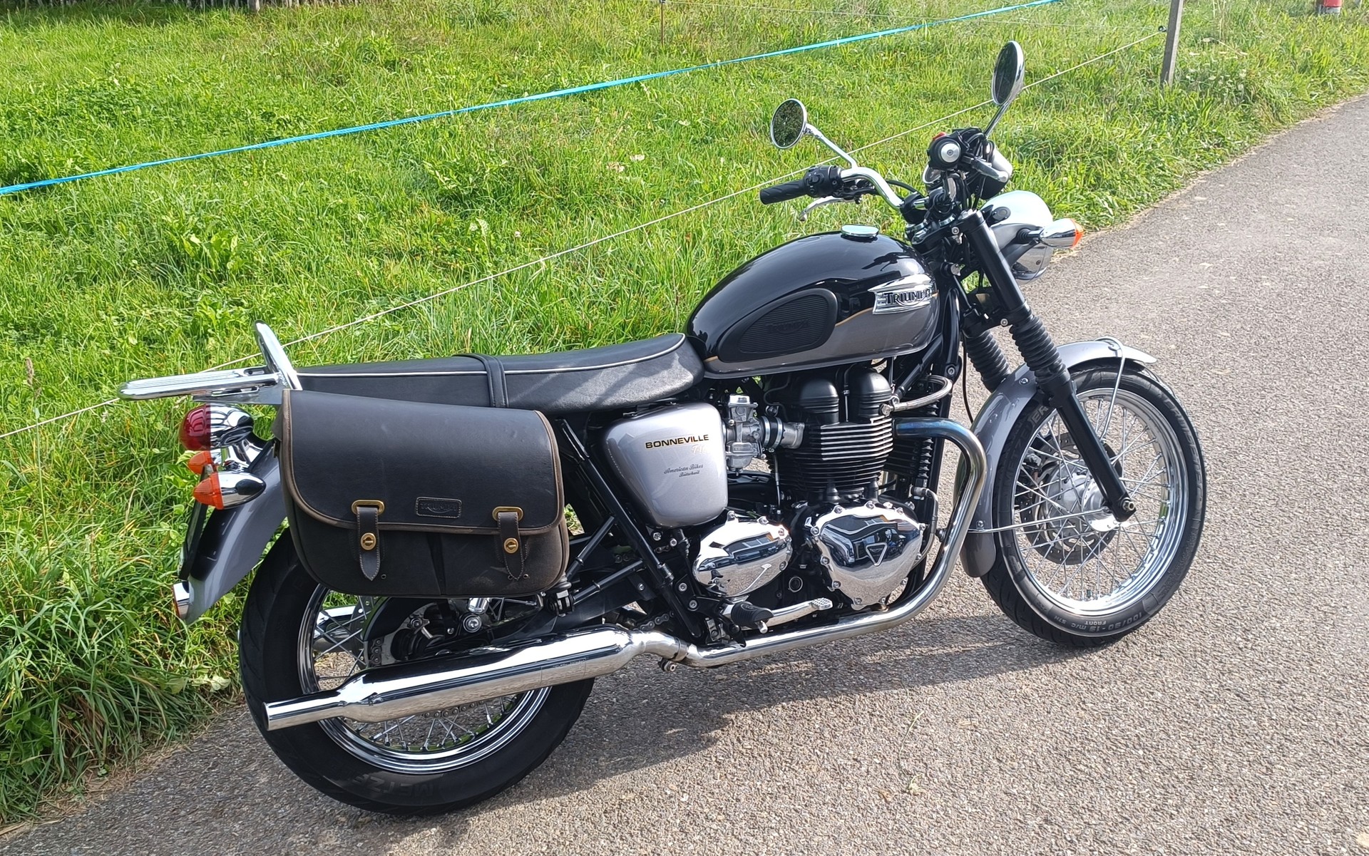 TRIUMPH Bonneville 900 i T 100-image-2