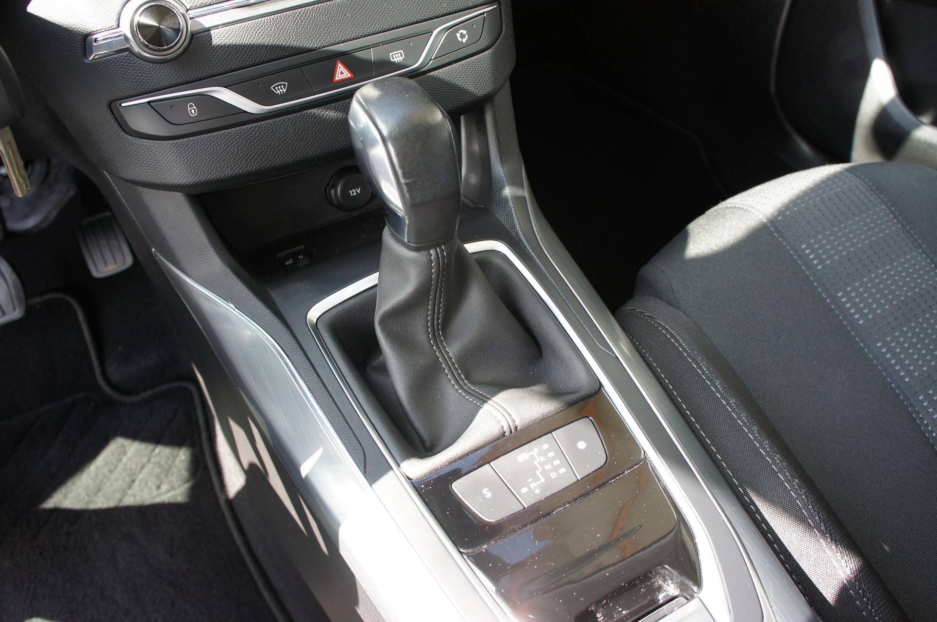 PEUGEOT 308 1.2 THP Allure Automatic-image-12