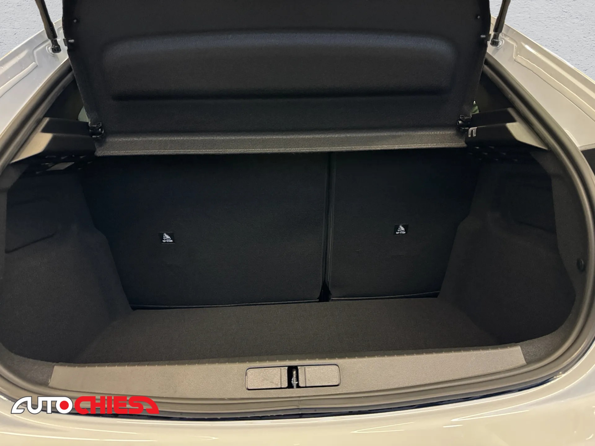 PEUGEOT 208 1.2 Hybrid Allure Premium-image-10