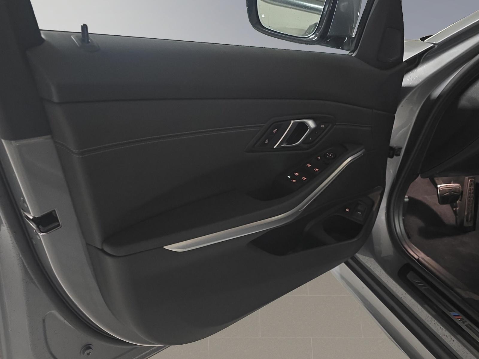 BMW 330e xDrive SAG Touring-image-8