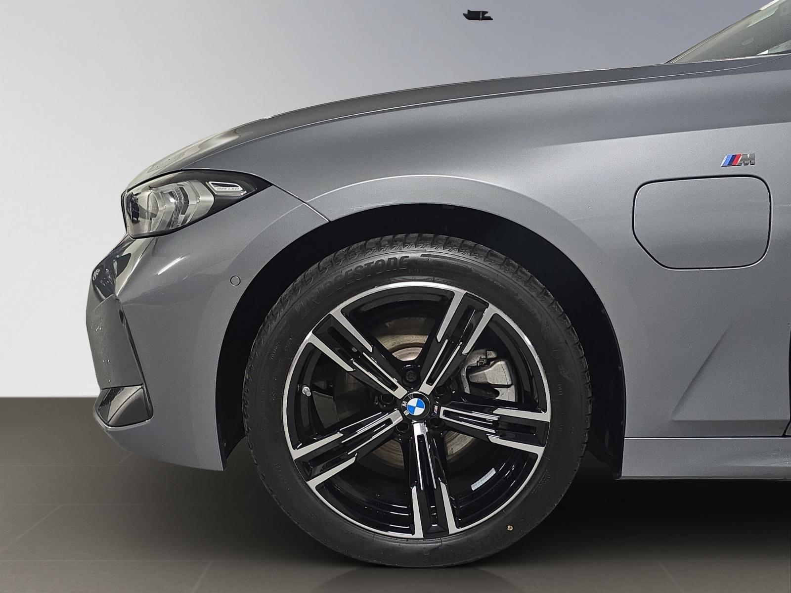 BMW 330e xDrive SAG Touring-image-4
