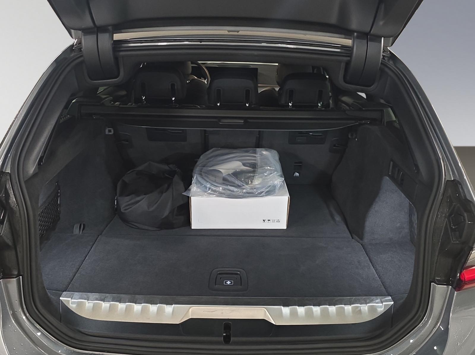 BMW 330e xDrive SAG Touring-image-16