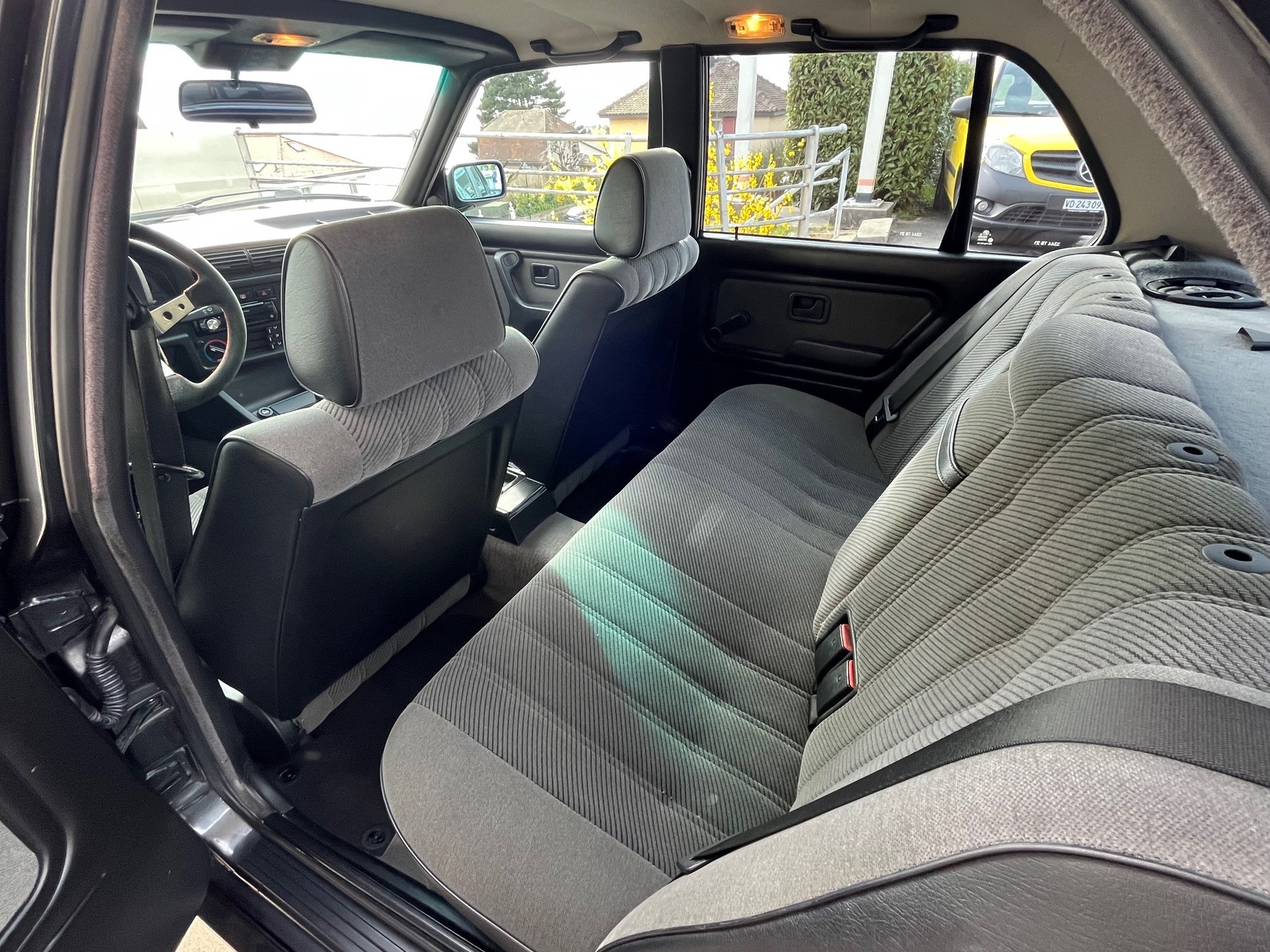 BMW 320i Edition-image-9