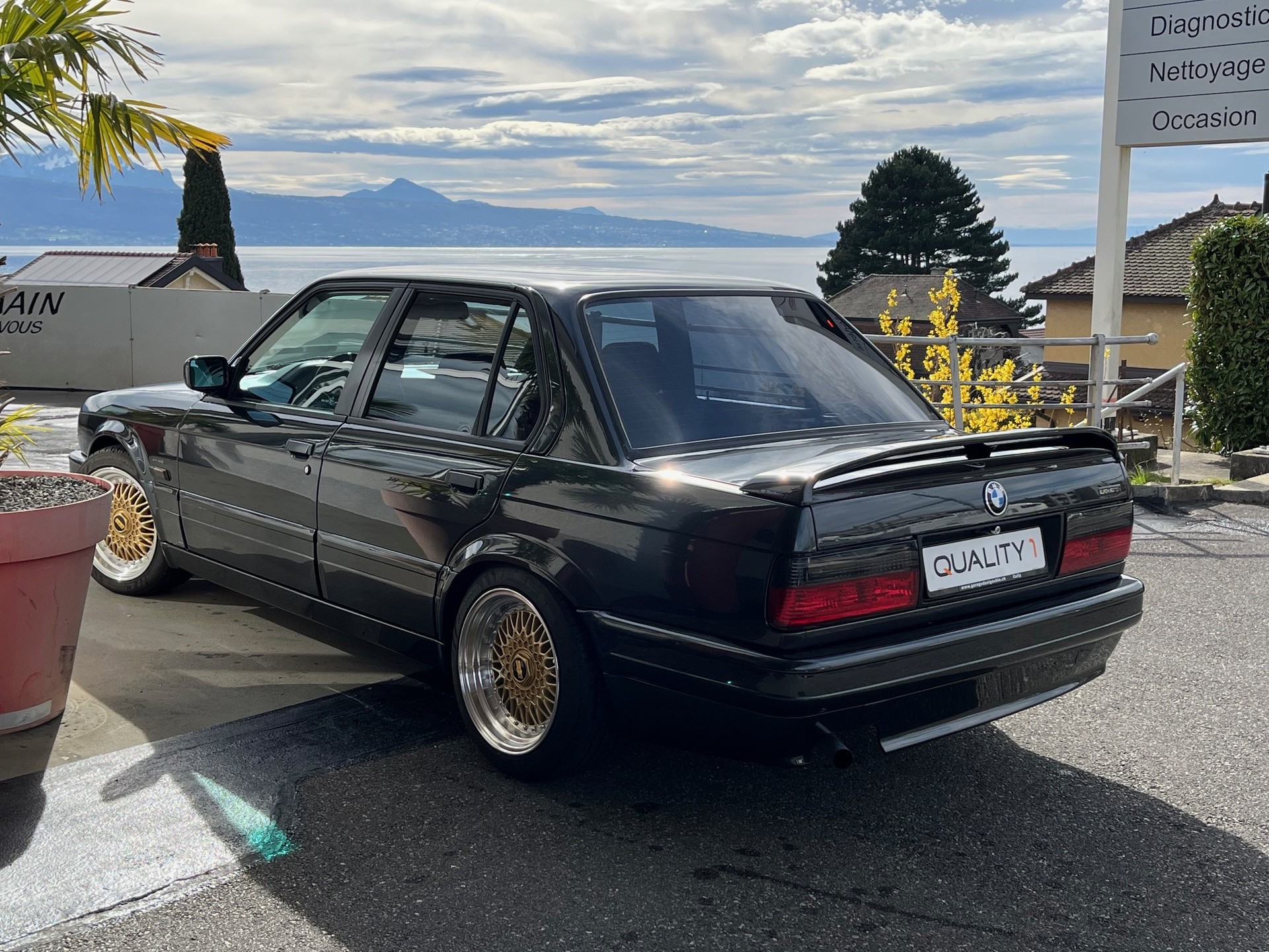 BMW 320i Edition-image-4
