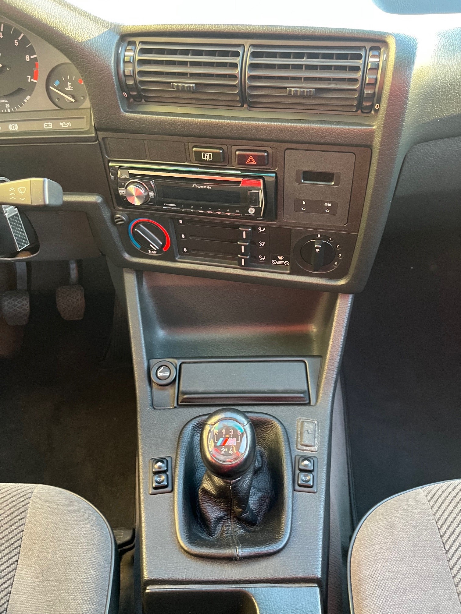 BMW 320i Edition-image-15