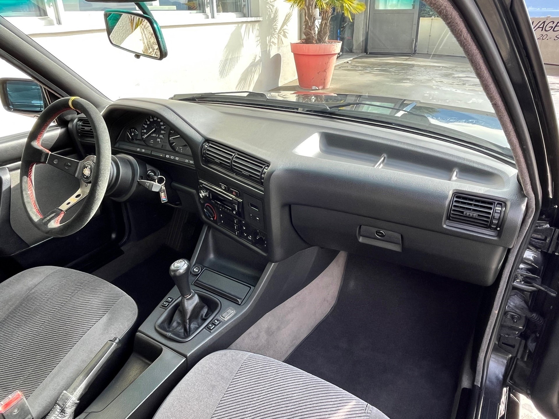 BMW 320i Edition-image-12