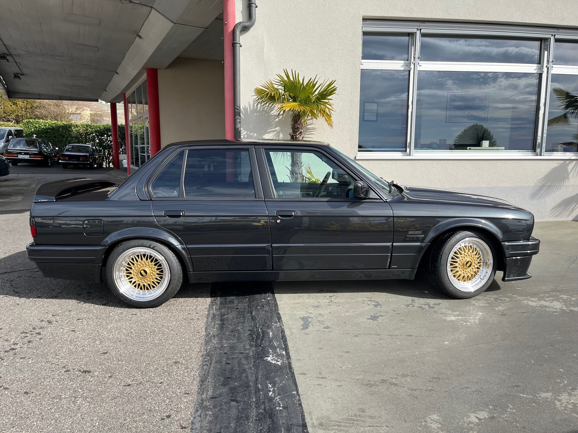 BMW 320i Edition-image-2